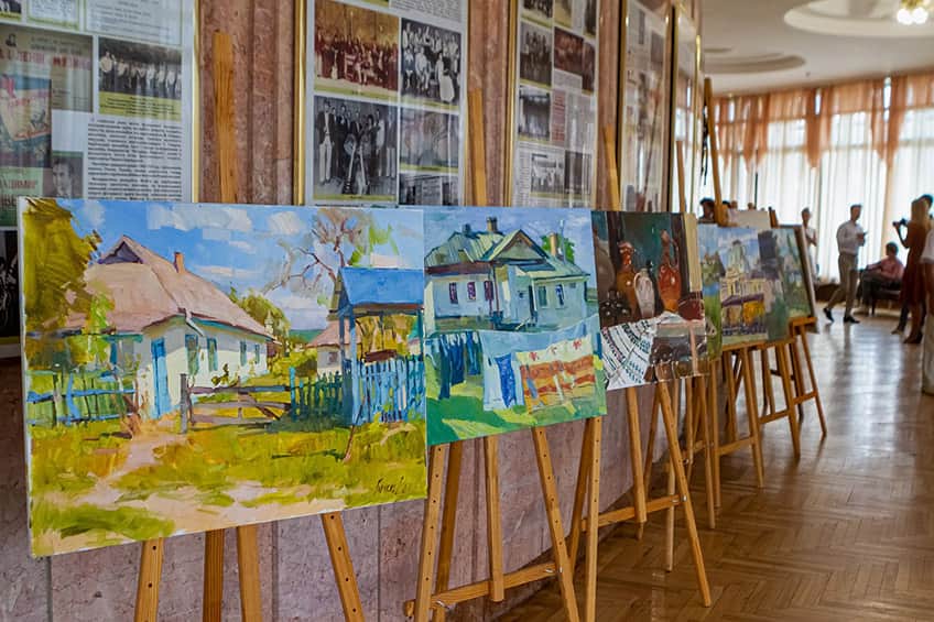 В холі філармонії розгорнуто виставку картин художників-учасників